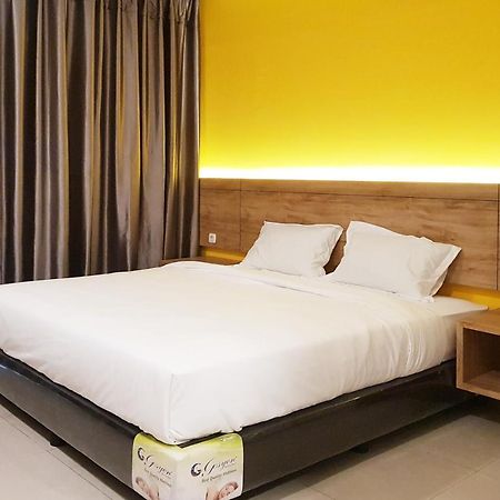 Oyo 90015 Platinum Guest House Medan Exterior photo