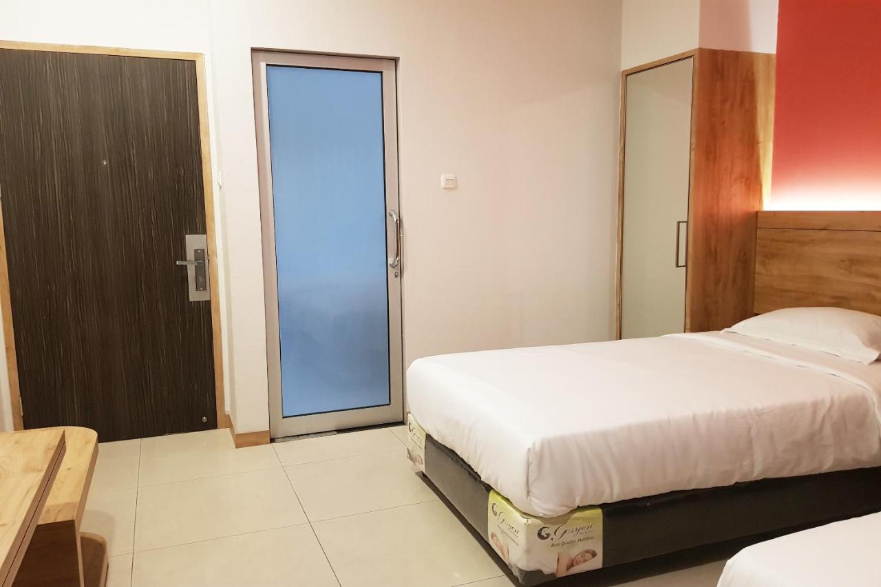 Oyo 90015 Platinum Guest House Medan Exterior photo