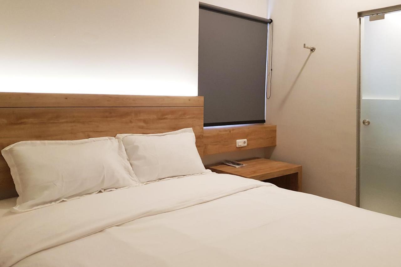 Oyo 90015 Platinum Guest House Medan Exterior photo