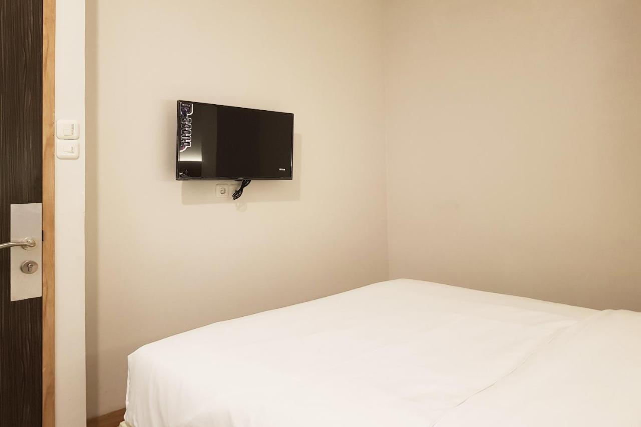 Oyo 90015 Platinum Guest House Medan Exterior photo