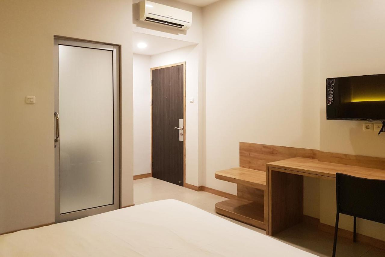 Oyo 90015 Platinum Guest House Medan Exterior photo